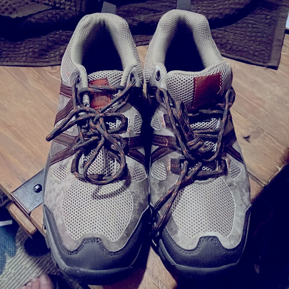 Like new Browning men’s size 9.5 cross training shoes.